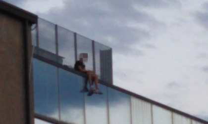 Follia al Palavetro di Meda: ragazzini si siedono sul tetto del settimo piano con le gambe a penzoloni