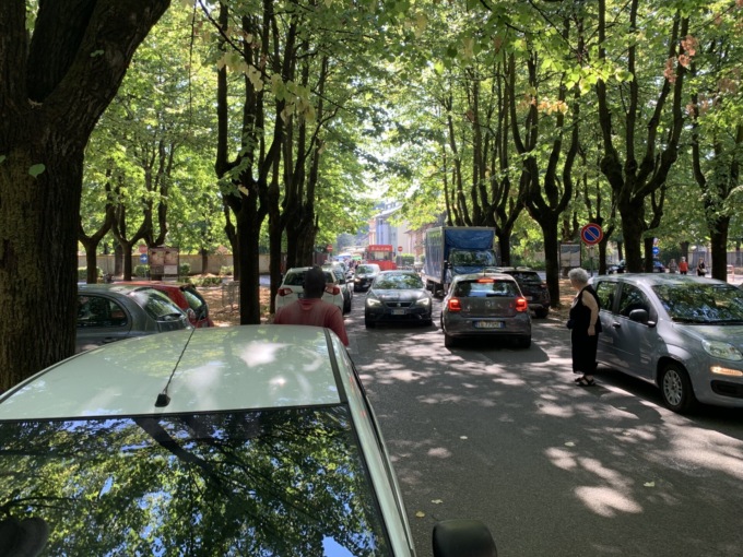 Mai più auto nel piazzale delle scuole