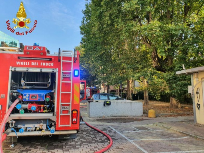 Incendio in un giardino, arrivano i pompieri