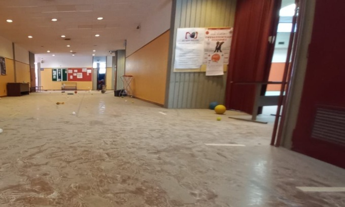 Entrano a scuola, svuotano gli estintori in palestra e bivaccano sul tatami