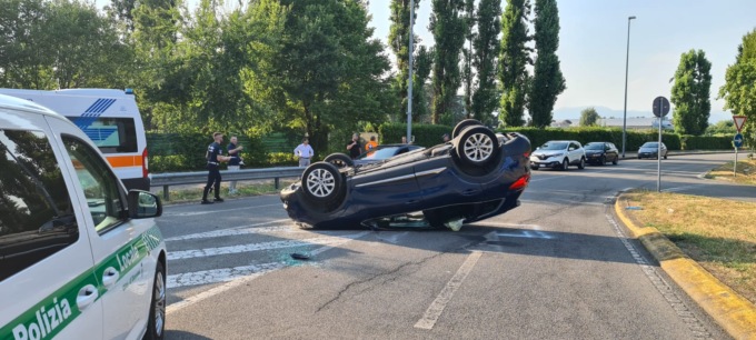 Perde il controllo sulla rotatoria e si ribalta con l’auto