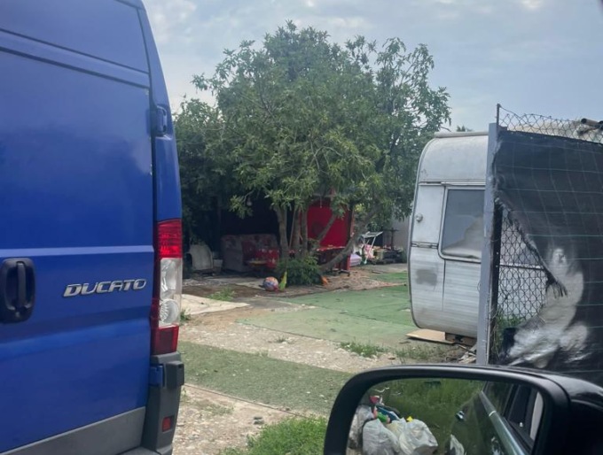 Gli zingari occupano il suo terreno, le denunce arrivano a lui