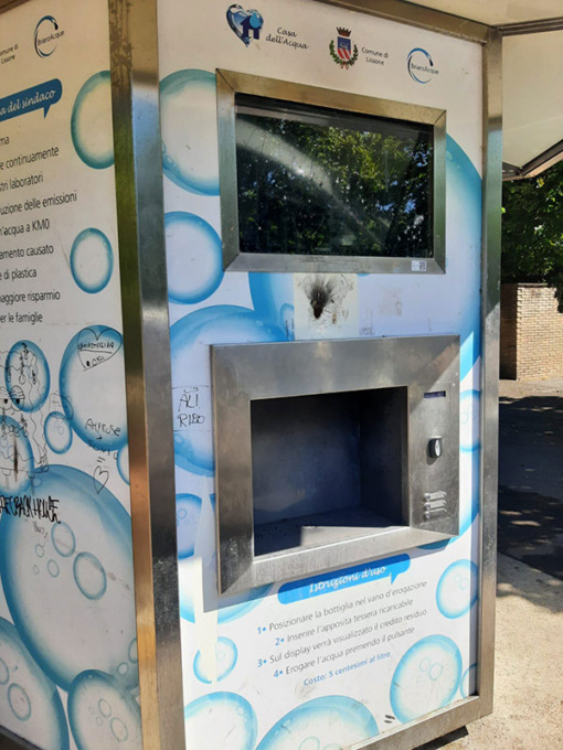 Vandali distruggono la casetta dell’acqua: è caccia ai responsabili