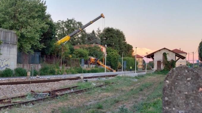 Si ribalta un mezzo da lavoro in un cantiere accanto alla ferrovia: ritardi per il Besanino