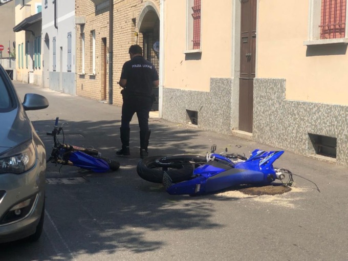 Scontro tra un’auto e una moto: 16enne trasportato al San Gerardo