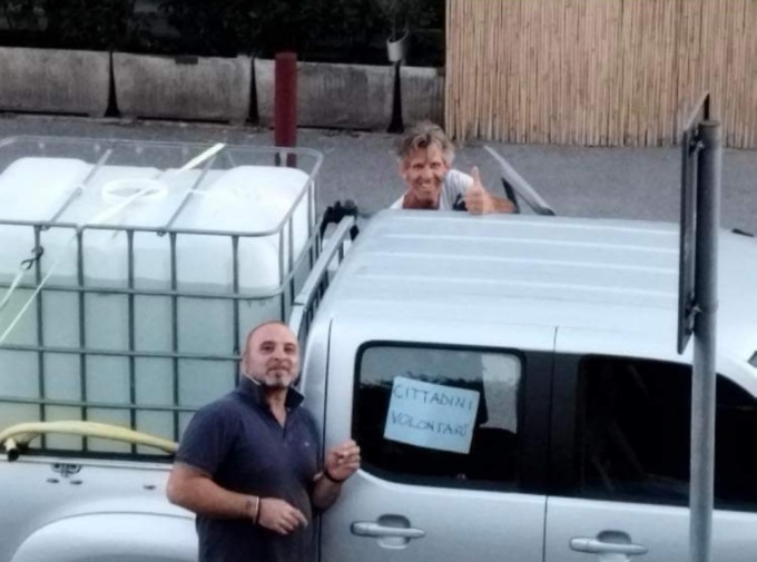 Emergenza siccità, volontari in azione per innaffiare le piante