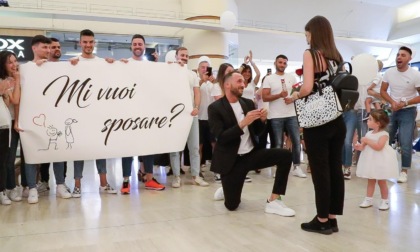 Proposta di matrimonio da sogno tra balli e palloncini: "Globo" in festa per Francesco e Alice