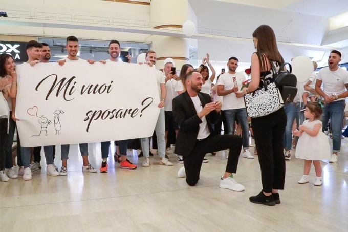 Proposta di matrimonio da sogno tra balli e palloncini: “Globo” in festa per Francesco e Alice