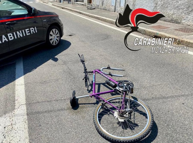 Rapina un anziano e poi investe il padre in bicicletta: arrestato