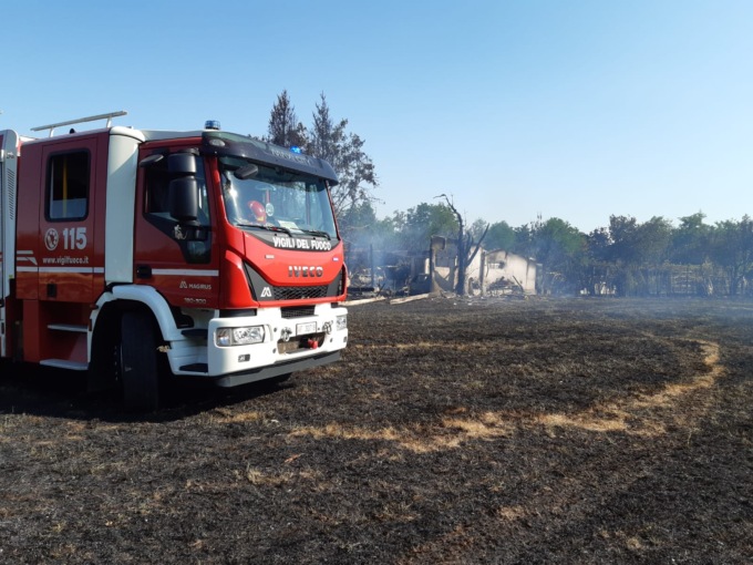Incendio nei campi a Trezzo sull’Adda, trovato un cadavere