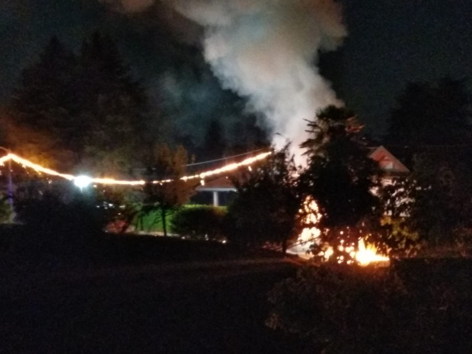 Auto contro palo della luce, in fiamme settanta metri di linea elettrica. Denunciato il conducente