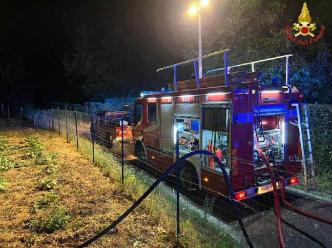 A fuoco sterpaglie e capanni agricoli