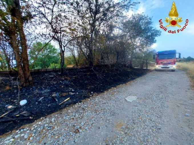 A fuoco delle sterpaglie, intervengono i pompieri
