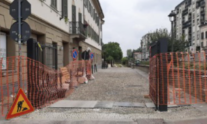 In via Bergamo i residenti pagano e mettono un cancello contro degrado e mala movida