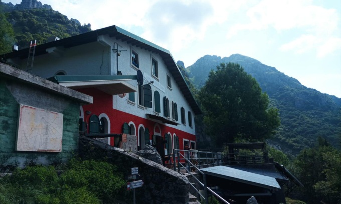 Rifiuti in montagna. I gestori della Capanna Monza: “Noi mettiamo i sacchetti, voi portateli a valle”