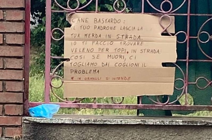 Cartello shock: “Cane bastardo, il tuo padrone lascia la tua m…a in strada. Io ti faccio trovare il veleno per topi”