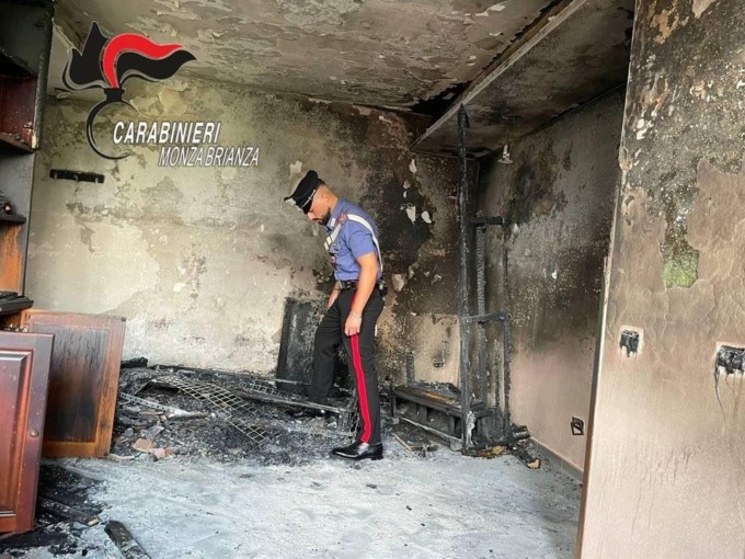 Appicca il fuoco e si barrica in casa: evacuate 20 famiglie