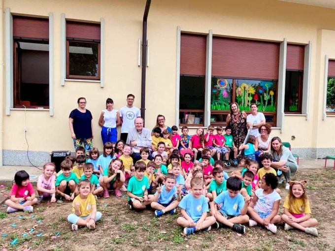 I bambini della materna di Birone salutano don Eugenio