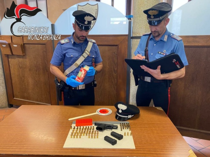 Girava per Monza con una pistola in auto: arrestato un 32enne