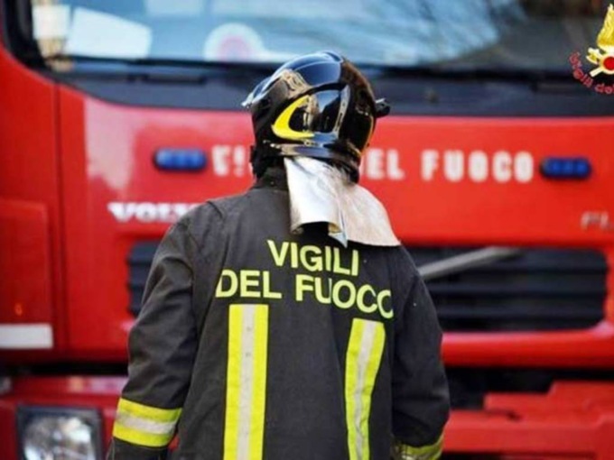 Dimentica il pentolino sul fuoco, si incendia la cucina