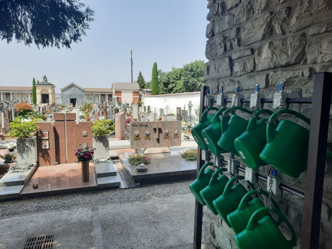 Innaffiatoi a gettone, più ordine nei cimiteri