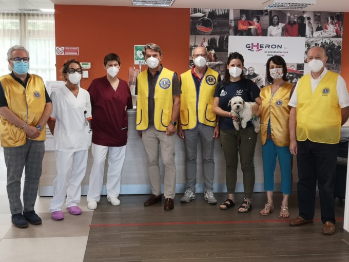 Pet therapy, alla Rsa di Cesano Maderno tutti pazzi per Dior