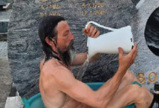 Nudo sulla tomba, scatta la denuncia