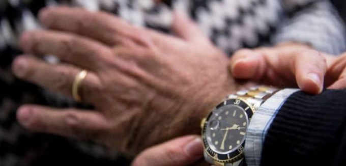 Sexy ladra ruba l’orologio a un negoziante