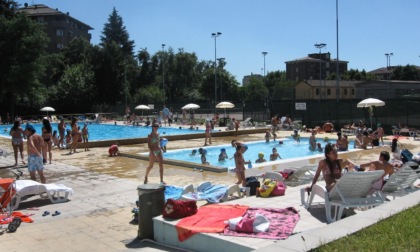 Un tuffo contro il caldo: piscine aperte ad agosto, ecco gli orari