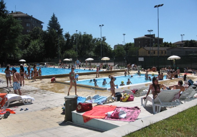 Un tuffo contro il caldo: piscine aperte ad agosto, ecco gli orari