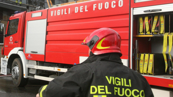 Si incendia un container a Paina, alte colonne di fumo