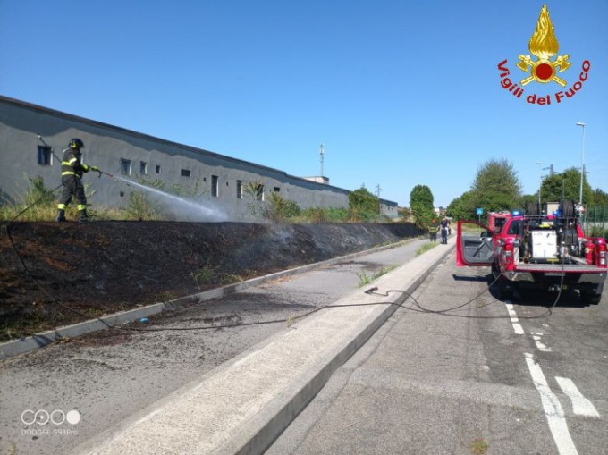 Sterpaglie a fuoco: arrivano i pompieri