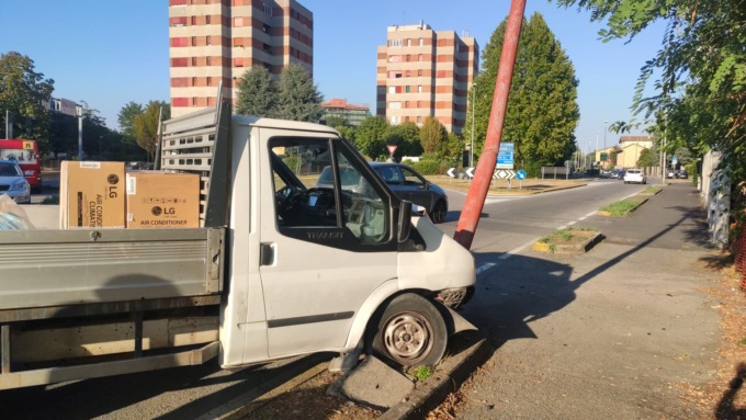 Esce di strada e abbatte un palo: guidava ubriaco