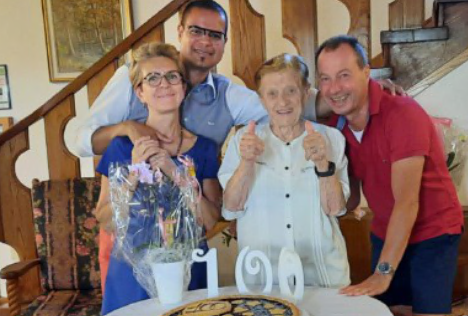 Per i cent’anni di Carla il prete la raggiunge in montagna in moto per farle gli auguri