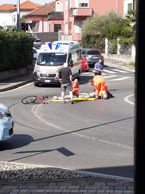 Ciclista investito e soccorso da un’ambulanza