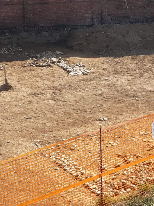 Dagli scavi spuntano i resti di una villa romana, il Comune è costretto a cambiare progetto per la strada
