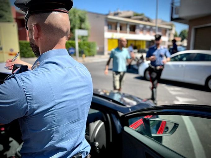 Si sente male per il caldo: 16enne perde i sensi e cade dalla bici