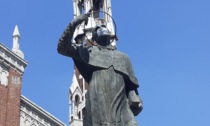 Una mascherina sulla statua di Bartolomeo Zucchi