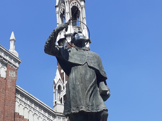 Una mascherina sulla statua di Bartolomeo Zucchi