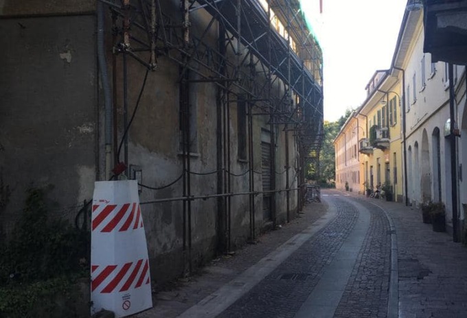 Dopo quasi dieci anni via (ma non del tutto) il ponteggio che invade la strada