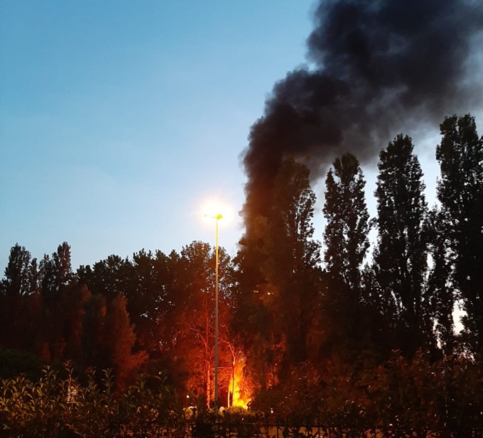 A fuoco i cassonetti dell’immondizia delle scuole di Cavenago