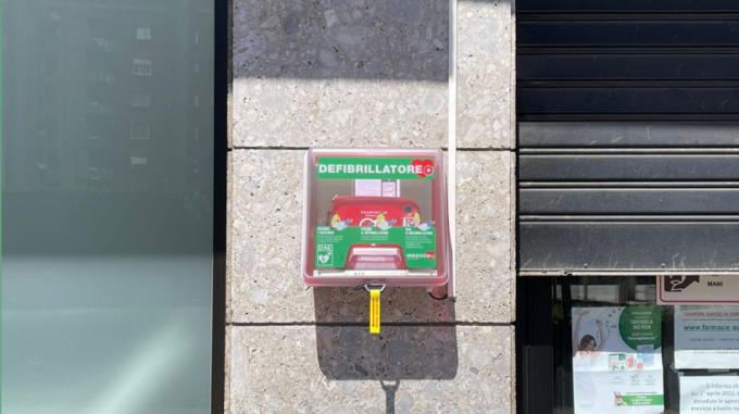 Davanti alla farmacia comunale un nuovo defibrillatore