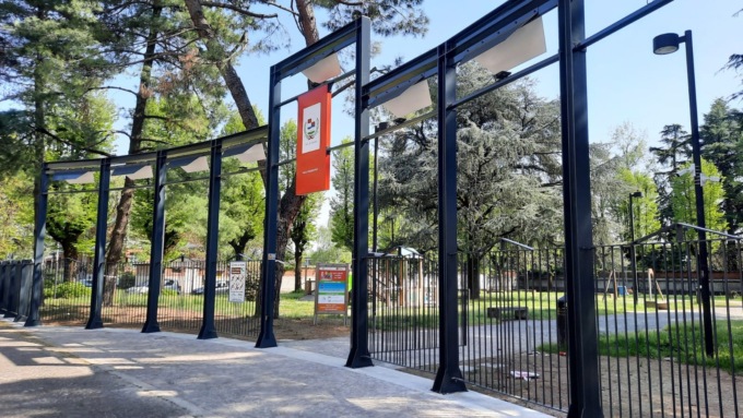 Restano chiusi nel parco, per uscire rompono il cancello elettrico