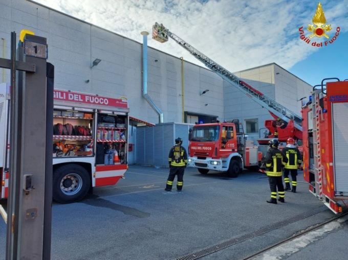 Principio di incendio in un capannone