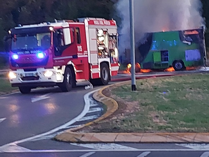 Prende fuoco il furgone di un ambulante del mercato