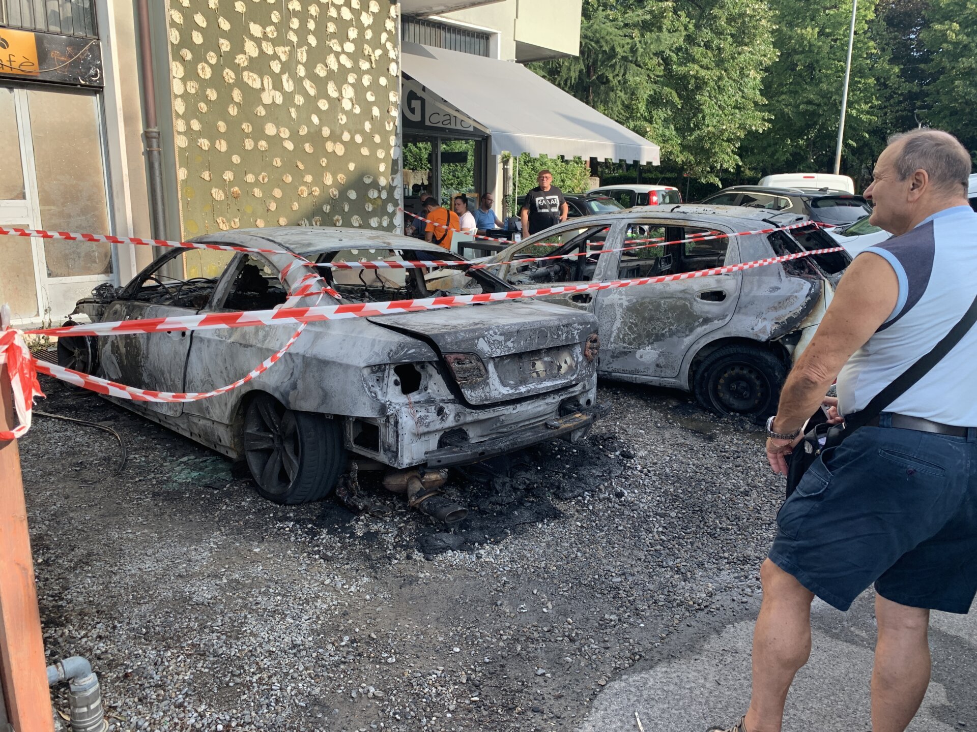 Agrate Brianza incendio auto via Roma danni anche al Feg Cafè
