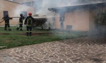 Brucia  un capanno, pompieri in via Bianchi