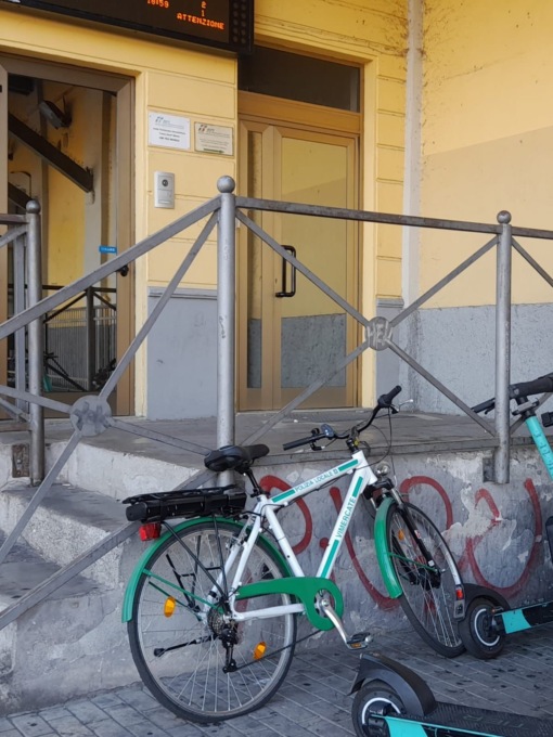 Deposito inagibile in stazione, non si può lasciare la bici