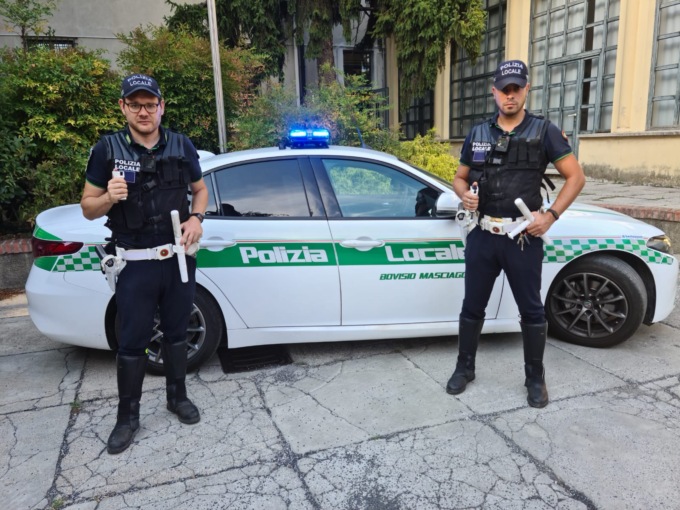 Agenti con spray al peperoncino e bastone estensibile