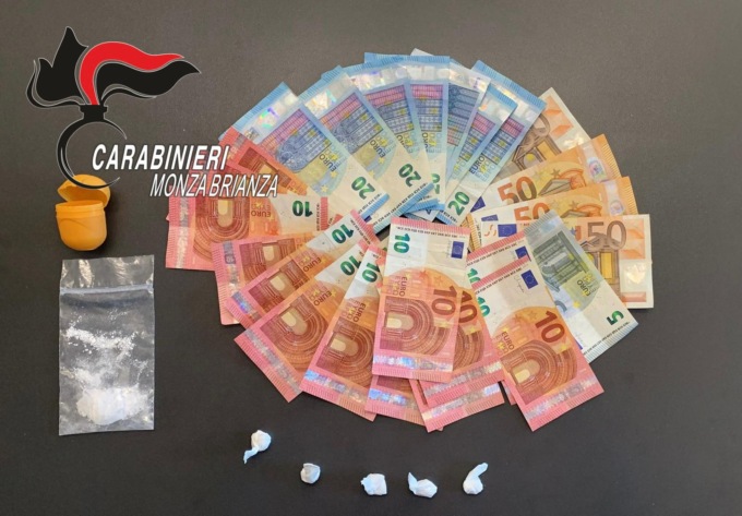 In fuga nei campi con la droga, inseguito e arrestato dai Carabinieri